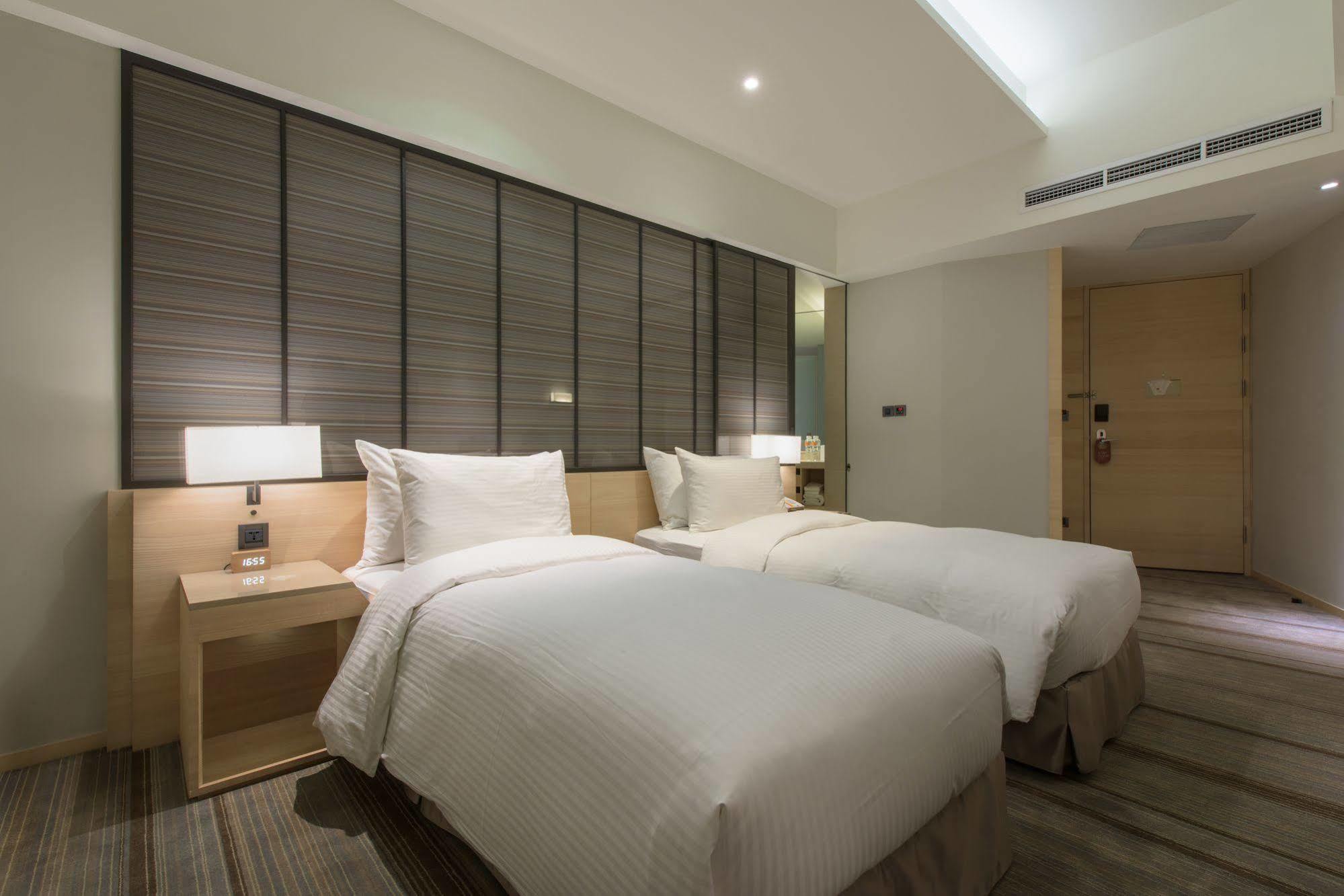 Hotel Cozzi Zhongshan Каосюн Екстериор снимка